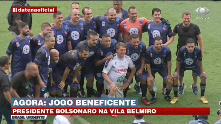 Bolsonaro participa de jogo beneficente na Vila Belmiro